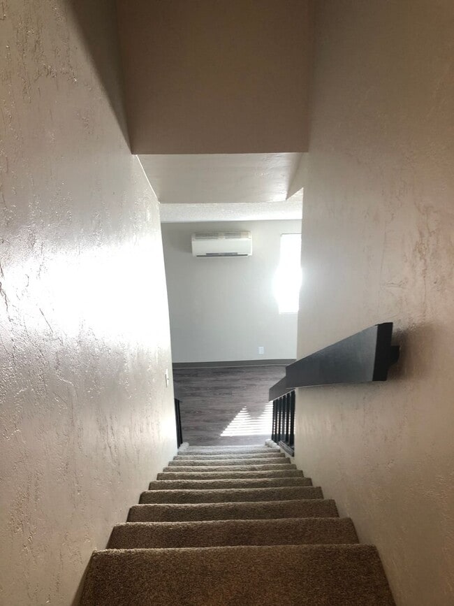 Building Photo - Updated 2 bedroom 1.5 bathroom duplex!