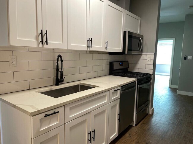 Building Photo - 418 3rd St