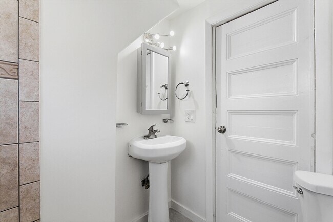 Building Photo - 70 Bellevue St