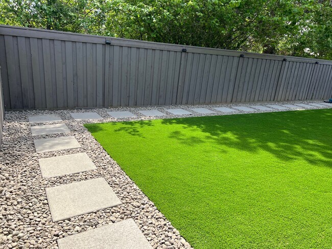 Building Photo - 4940 SE Oakhurst St