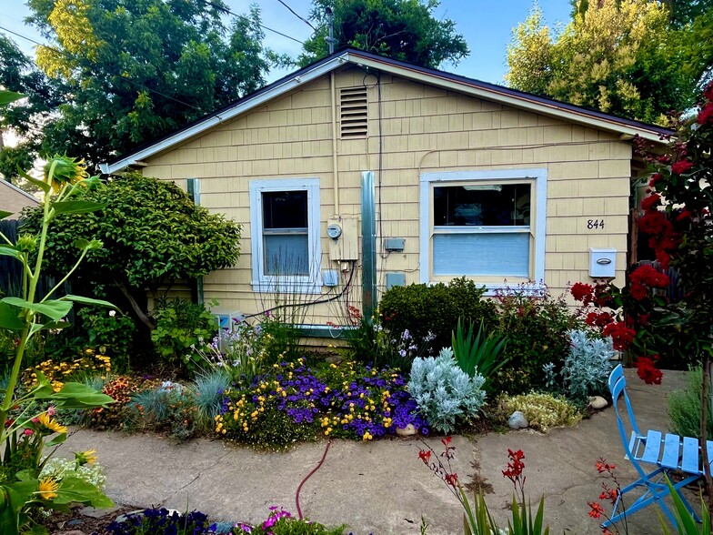 Building Photo - 844 Taber Ave