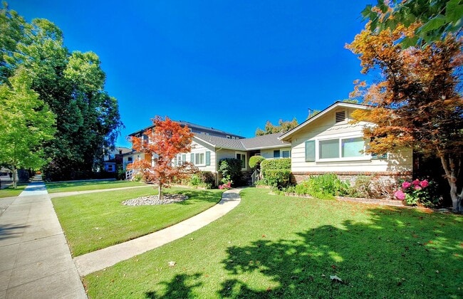 Building Photo - Beautiful 3bd Single Story House on One of...