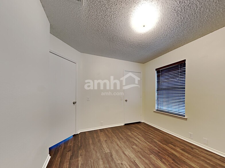 Building Photo - 933 Paddington Dr E