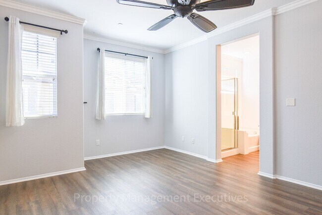 Building Photo - Beautiful 4 Bed, 3.5 Bath Townhouse