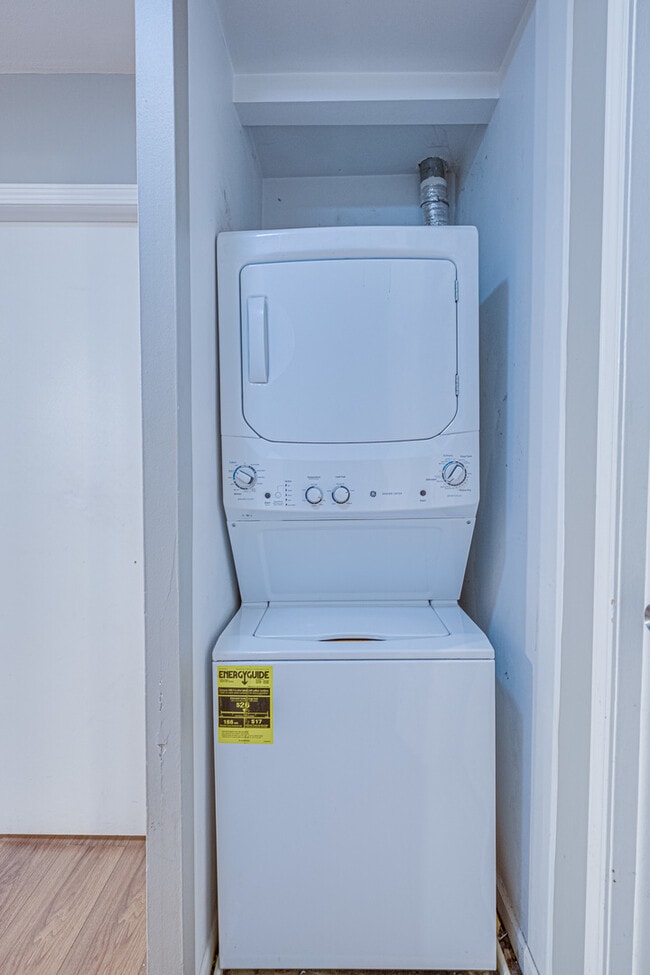 Building Photo - 5801 Oakwood Dr