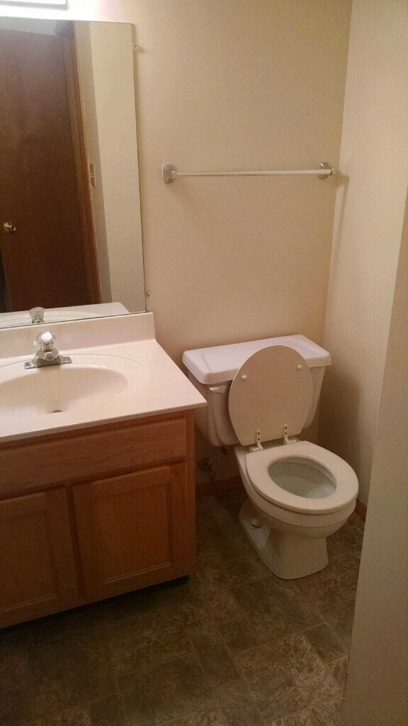 Building Photo - 2 Bedroom, 1.5 bath Townhouse: Cedar Grove...
