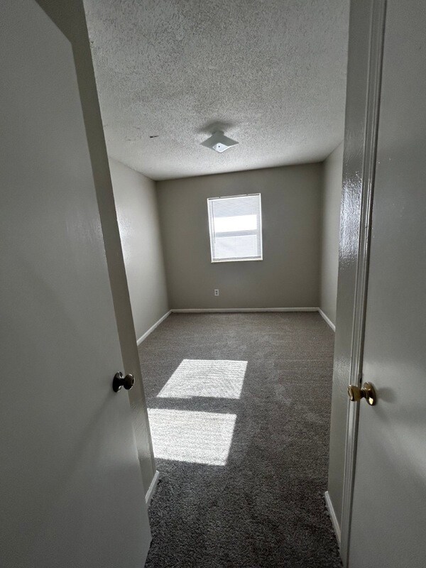 Building Photo - 1411 W Maple Ave