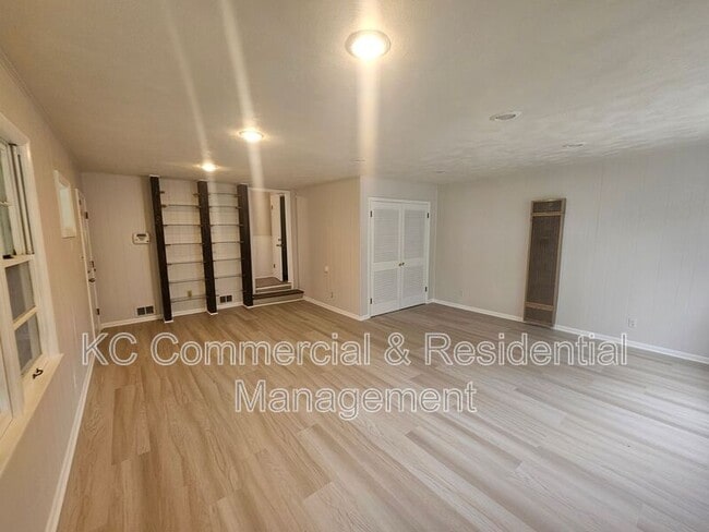 Building Photo - 800 E 75th Terrace
