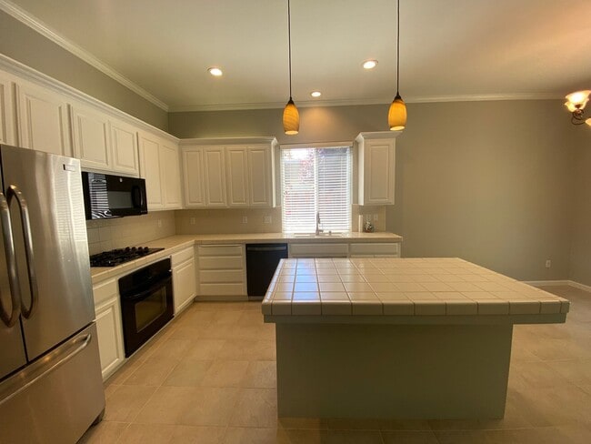 Building Photo - 4 bedroom in Paso Robles