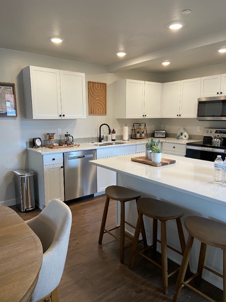 Building Photo - 200 Hickory St