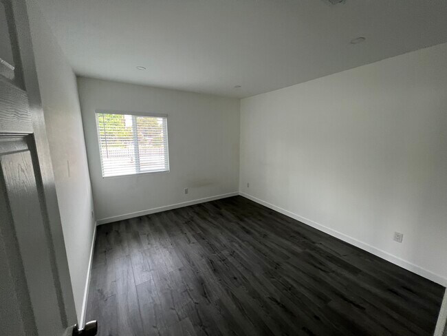 Building Photo - 8941 Balboa Blvd