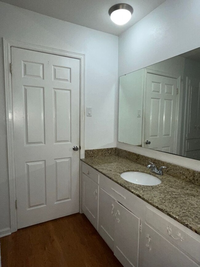 Building Photo - Spacious Home in Country Club Estates