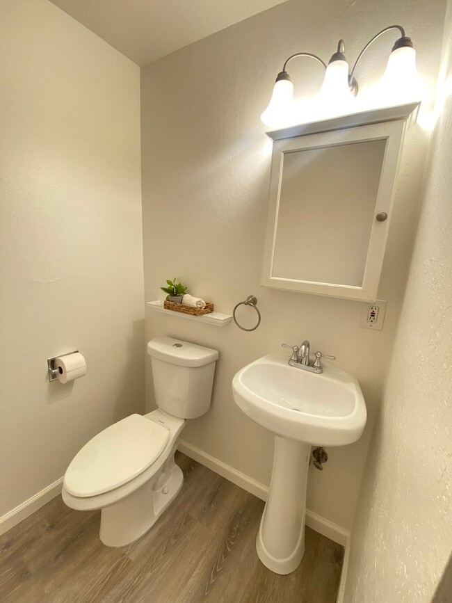 Building Photo - Advent - Bright and Spacious Two Bedroom C...