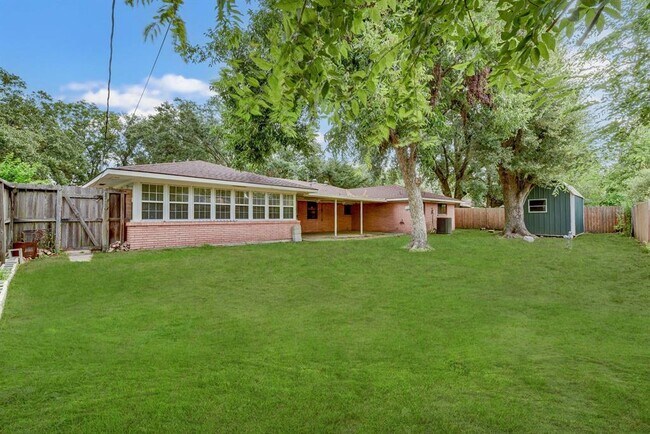 Building Photo - 803 Rosewood Dr