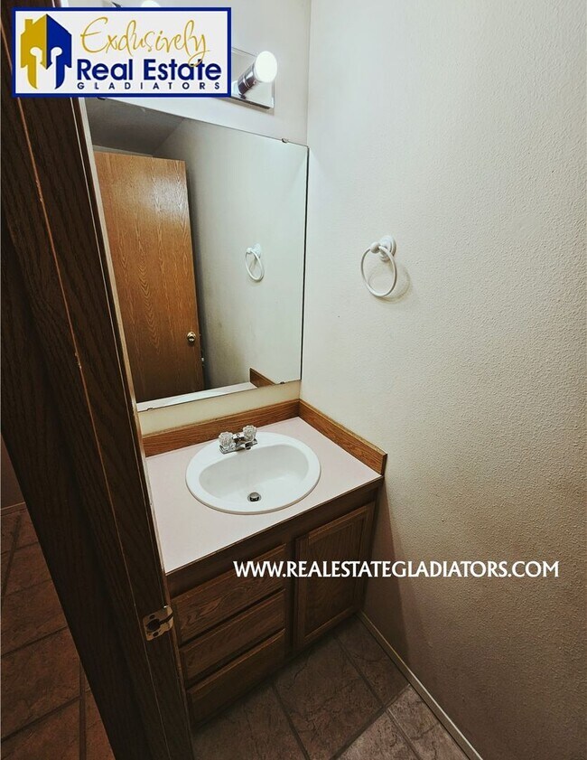 Building Photo - 4 Bed 2.5 Pet Friendly Home in Wilderness Rim