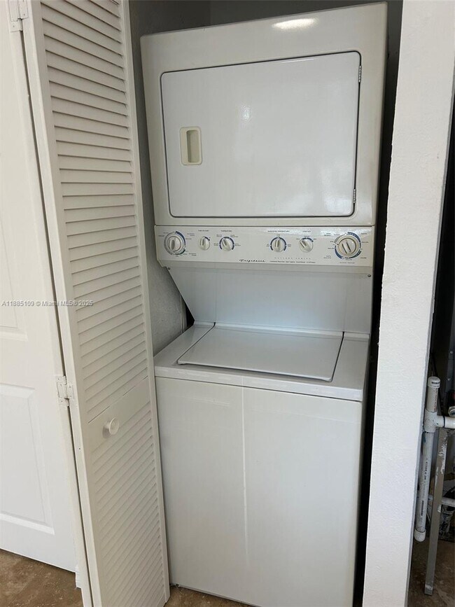 Building Photo - 953 SW 10th St