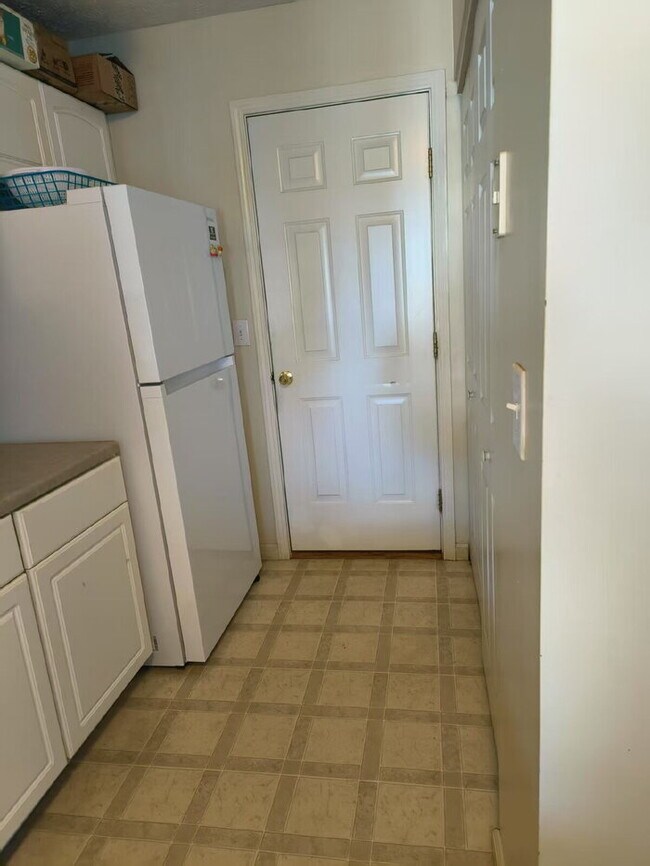 Building Photo - Reduced: 3BR/2.5BA Condo with attached single-bay garage on Southeast side