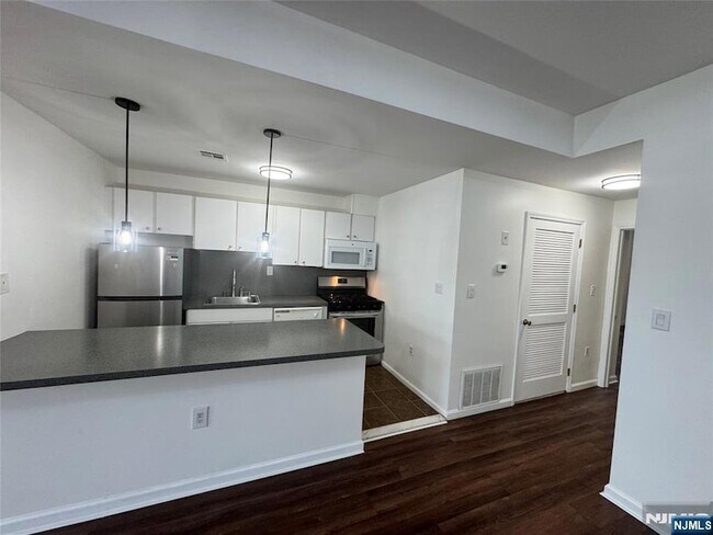 Building Photo - 225 Halladay St