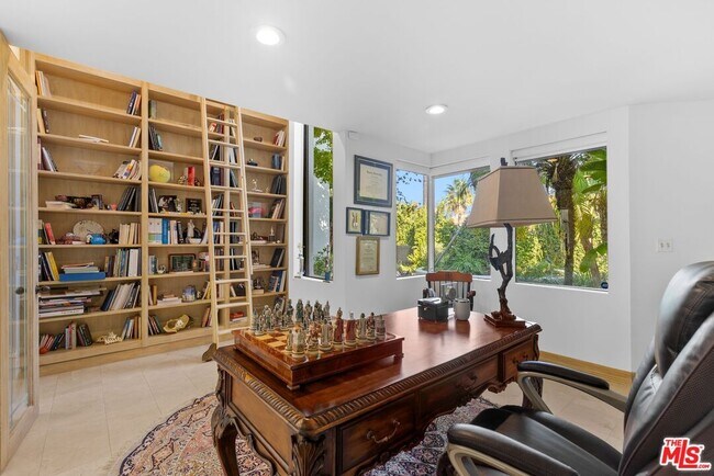 Building Photo - 605 N Hillcrest Rd