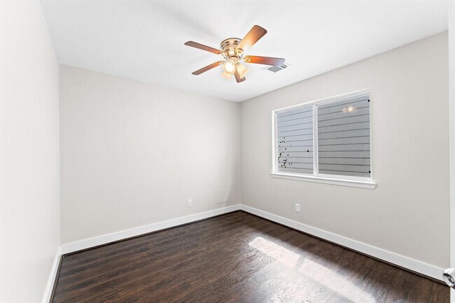 Building Photo - 7419 Ravenswood