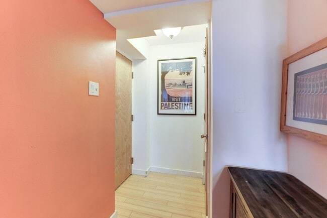 Building Photo - Updated  and Open Plan One Bed/One Bath 16...
