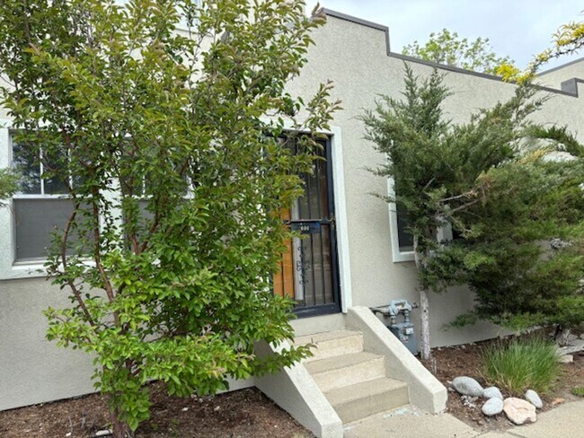 Building Photo - 604 W 13th St