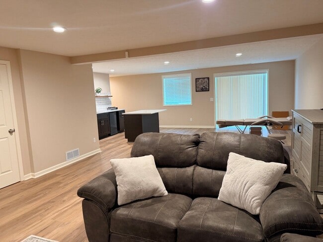 Building Photo - Home For Rent Elkhorn