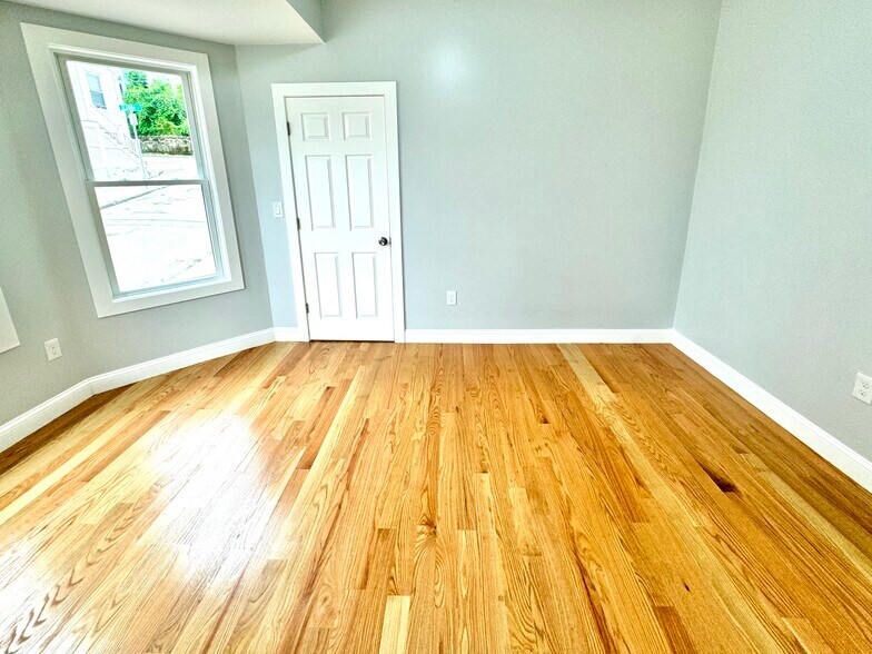 Building Photo - 190 Hillside St