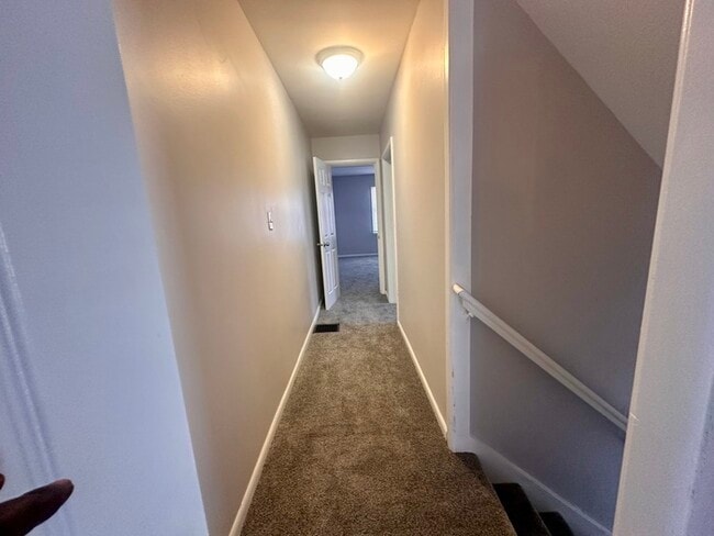 Building Photo - 325 N Gladstone Ave