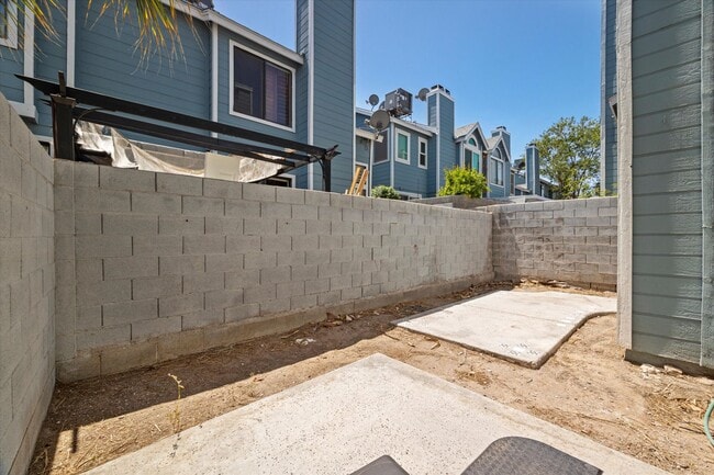 Building Photo - Centrally located Townhome/Fenced Yard
