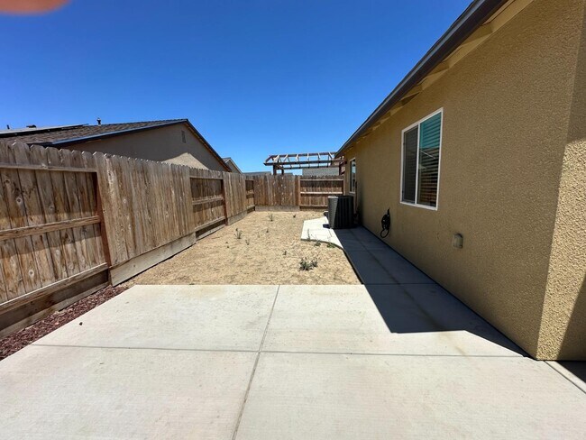 Building Photo - 395 Yandris Ct