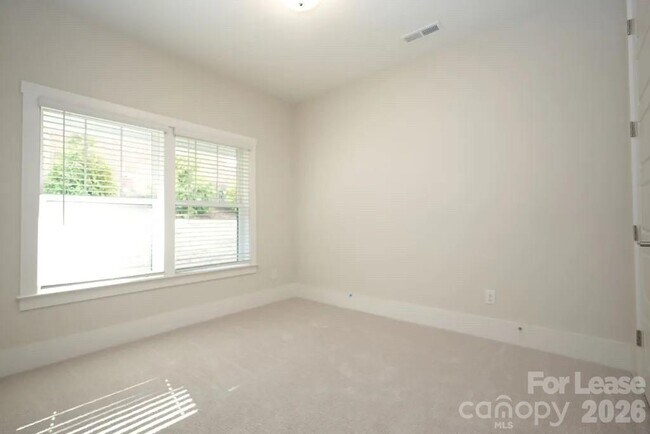 Building Photo - 1405 Kenilworth Ave