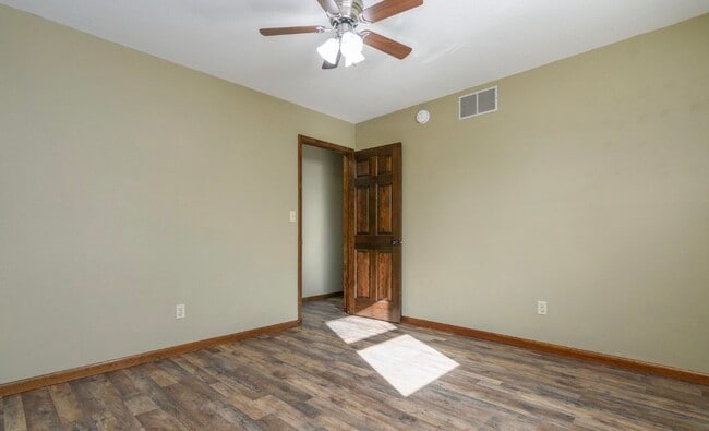 Building Photo - 404 Elm Tree Dr