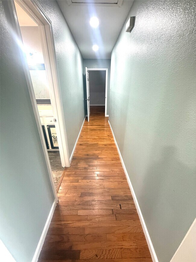 Building Photo - 12 Willow Ln