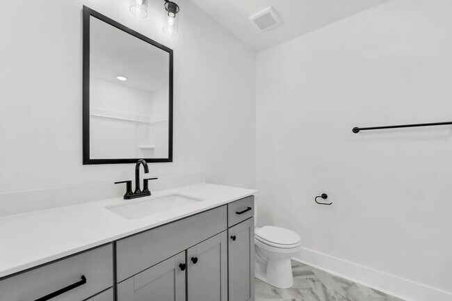 Building Photo - 3 Bedroom 2 1/2 Bath Condo For Rent Near Downtown!