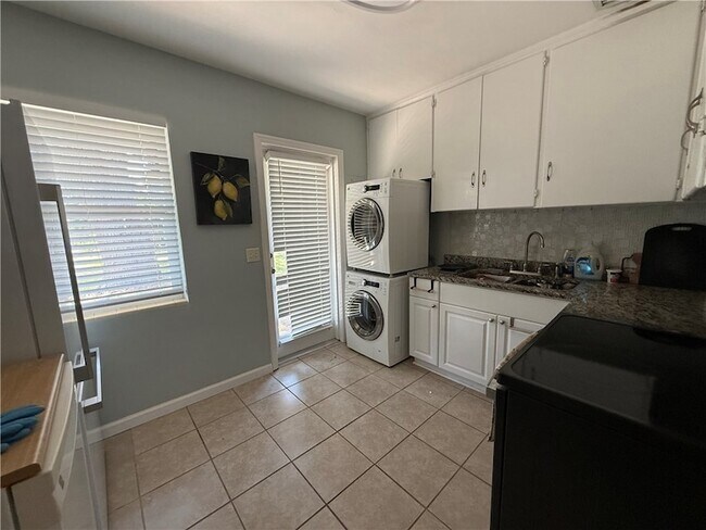 Building Photo - 2159 10th Ave