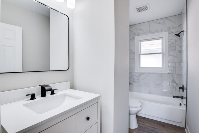 Building Photo - 1520 N Prairie Ave