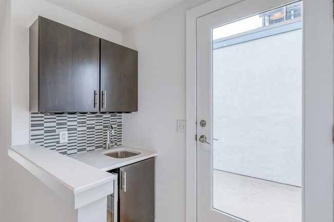 Building Photo - Northern Liberties Townhome with Private Garage