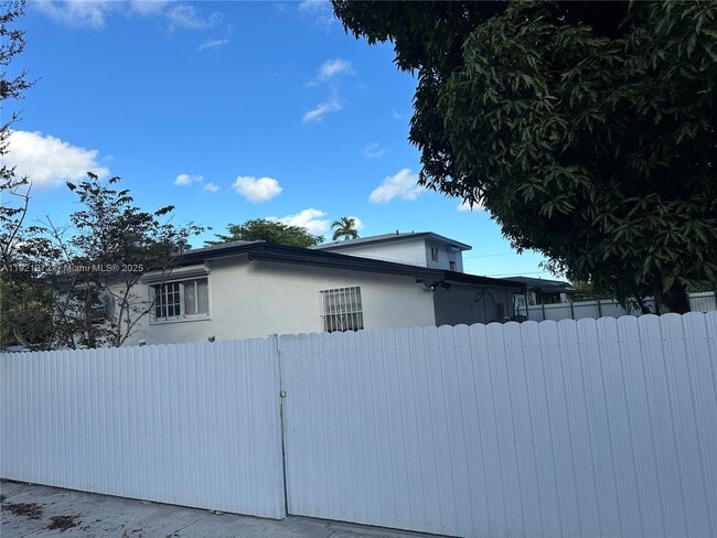 Building Photo - 102 NE 122nd St