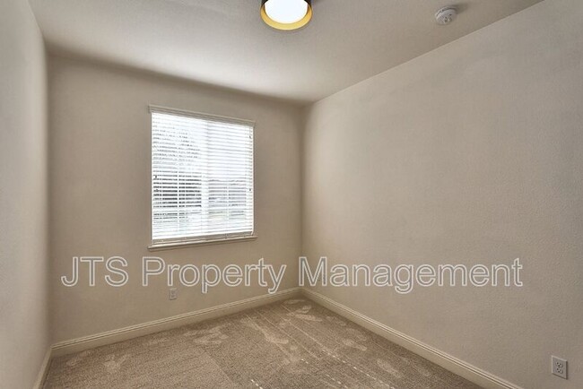 Building Photo - 3403 Oselot Way