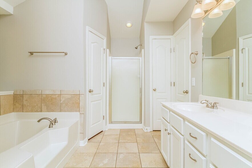 Building Photo - 5033 Singing Hills Dr