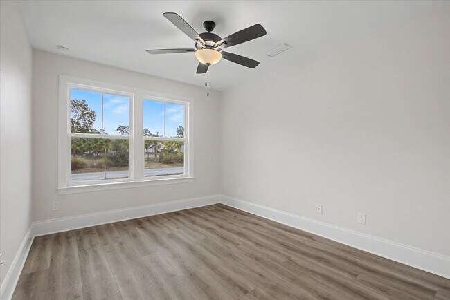 Building Photo - 4 Bedroom Home Available Now!