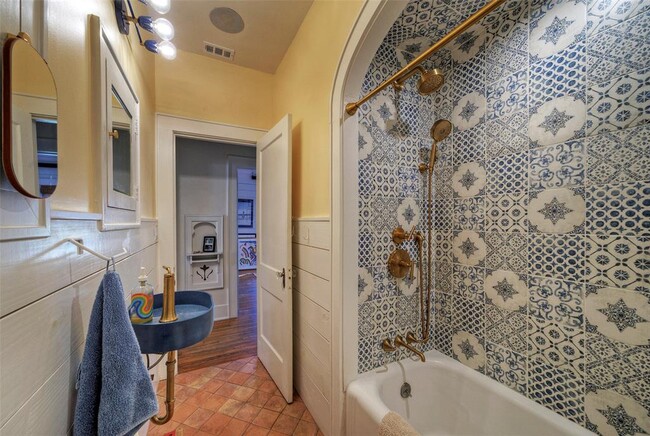 Building Photo - 1704 Alameda Dr