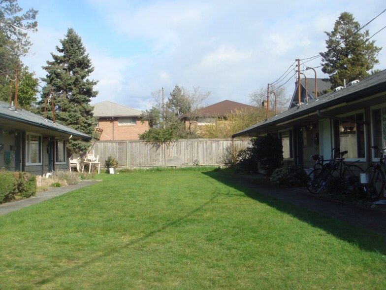 Building Photo - 6542 Ravenna Ave NE
