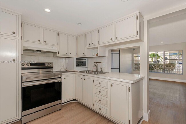 Building Photo - 16800 NE 15th Ave