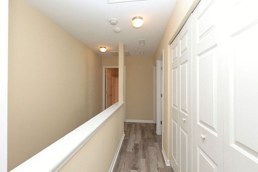 Building Photo - 8843 Thornton Town Pl