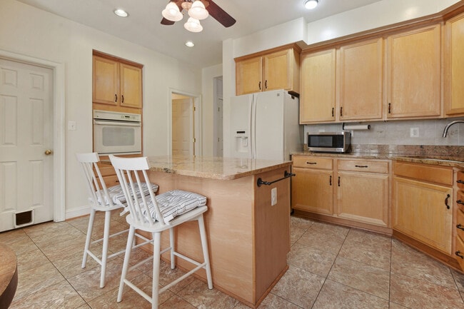 Building Photo - 557 Longhorn Crescent