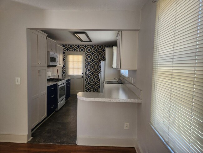Building Photo - Lovely 2 Bedroom Bath