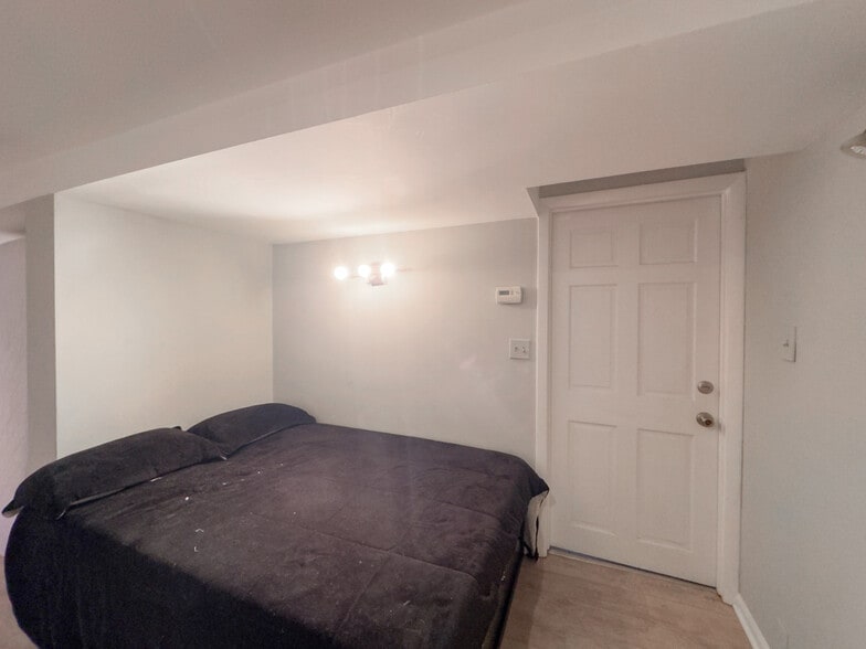 Building Photo - 2046 W Iowa St