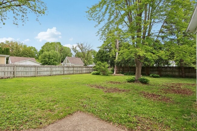 Building Photo - Charming 3-Bedroom Home for Rent in Lake M...
